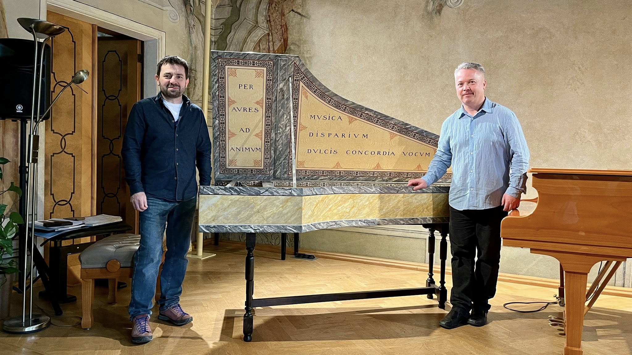 Per aures ad animum (Skrze sluch k duši) - Motto našeho nového cembala